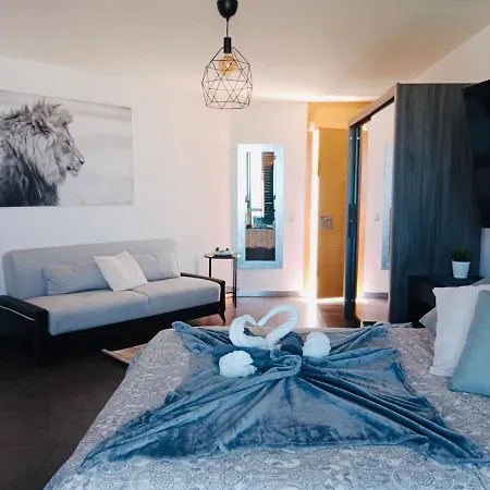 With Panoramic Ocean View And Pool شقة