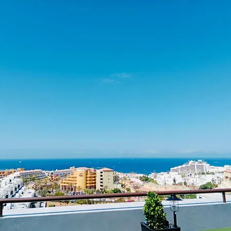 With Panoramic Ocean View And Pool شقة *